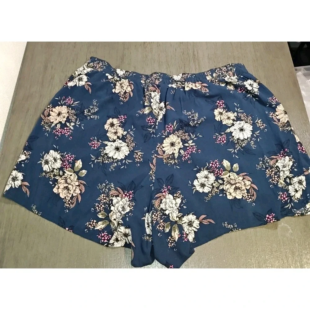 Torrid Woman's floral shorts,Inner Lined,Plus Size 1 - Picture 2 of 9